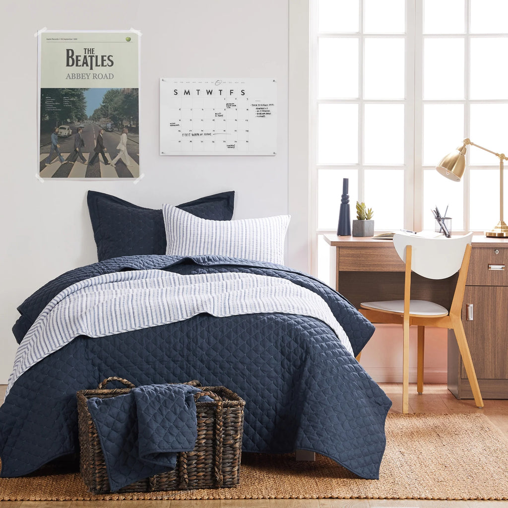 Blue Reversible Cotton Quilt Set with Two Pillow Shams K5636