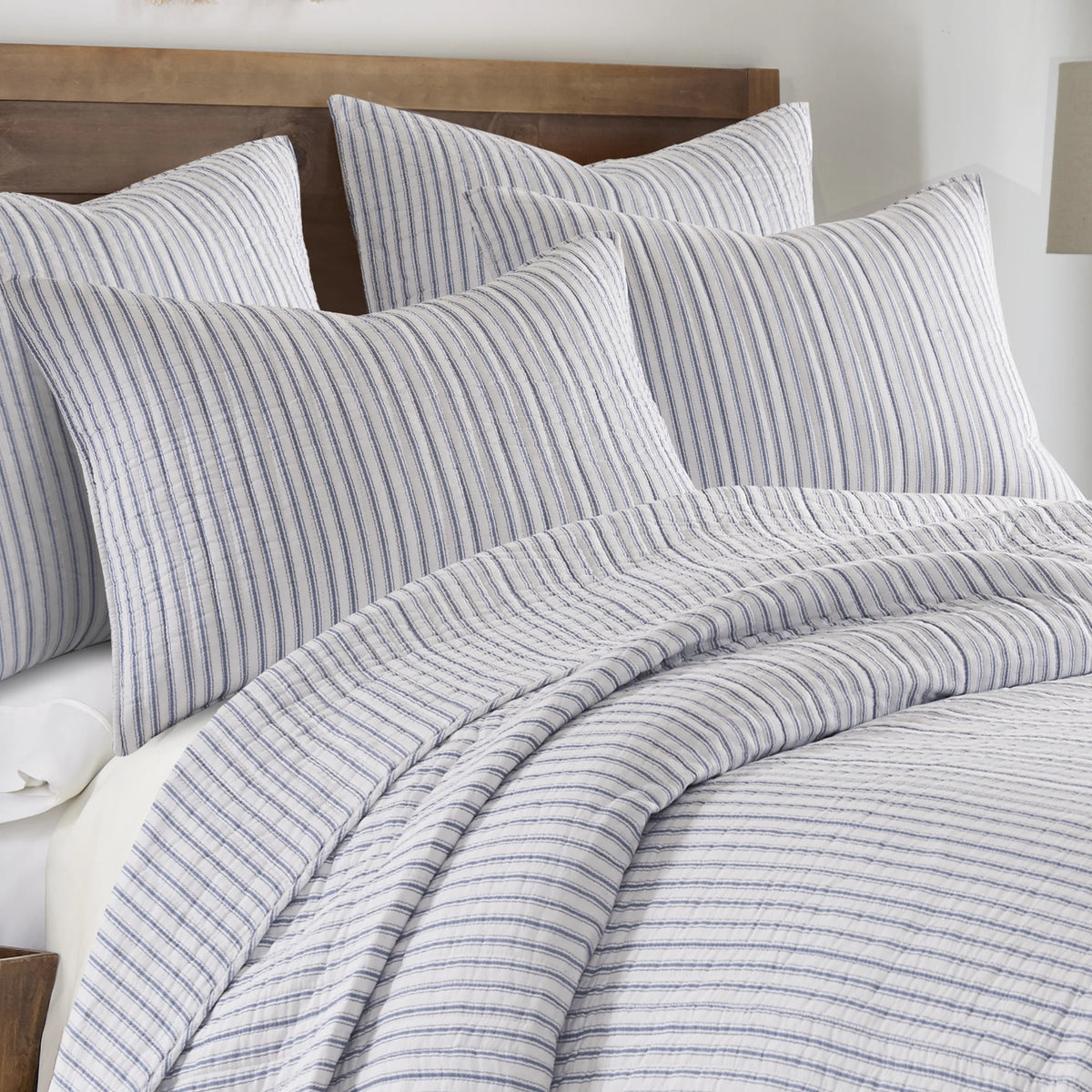 Blue Reversible Cotton Quilt Set with Two Pillow Shams K5636
