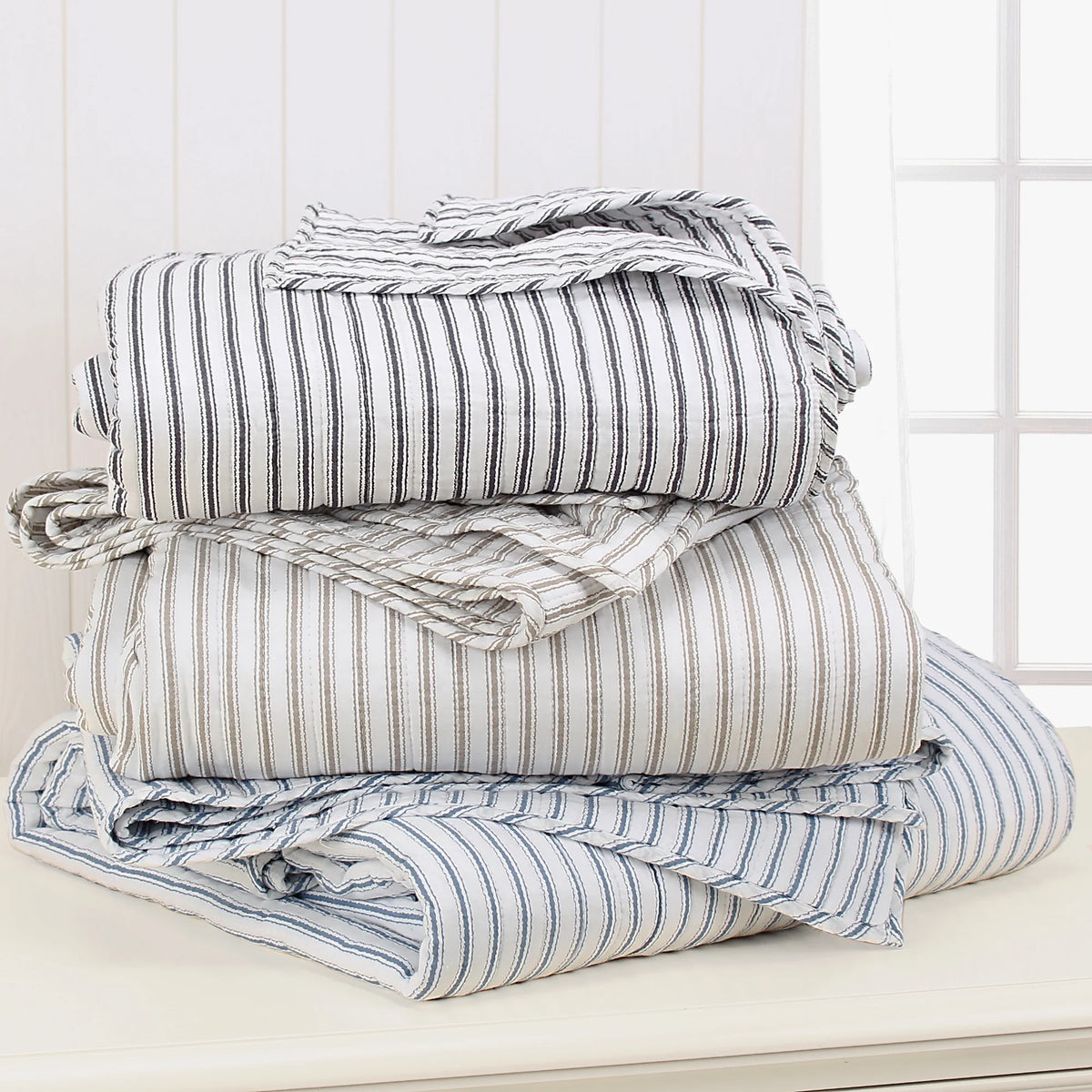 Blue Reversible Cotton Quilt Set with Two Pillow Shams K5636