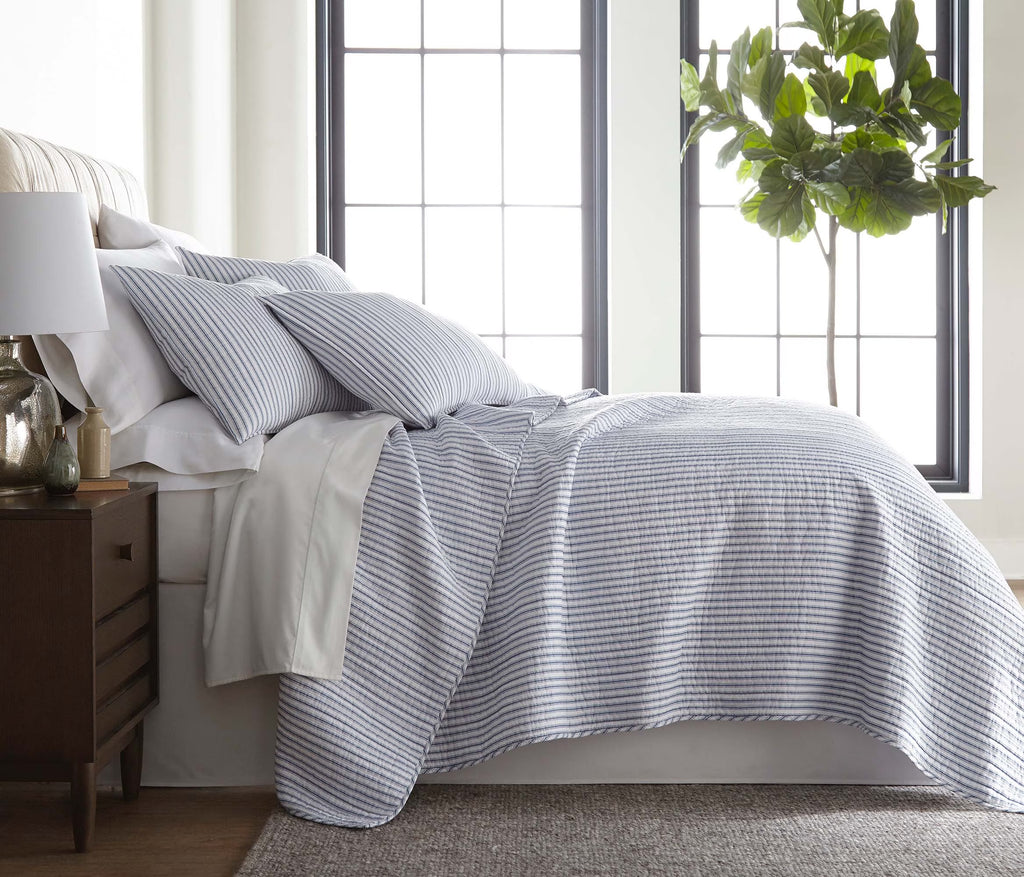 Blue Reversible Cotton Quilt Set with Two Pillow Shams K5636